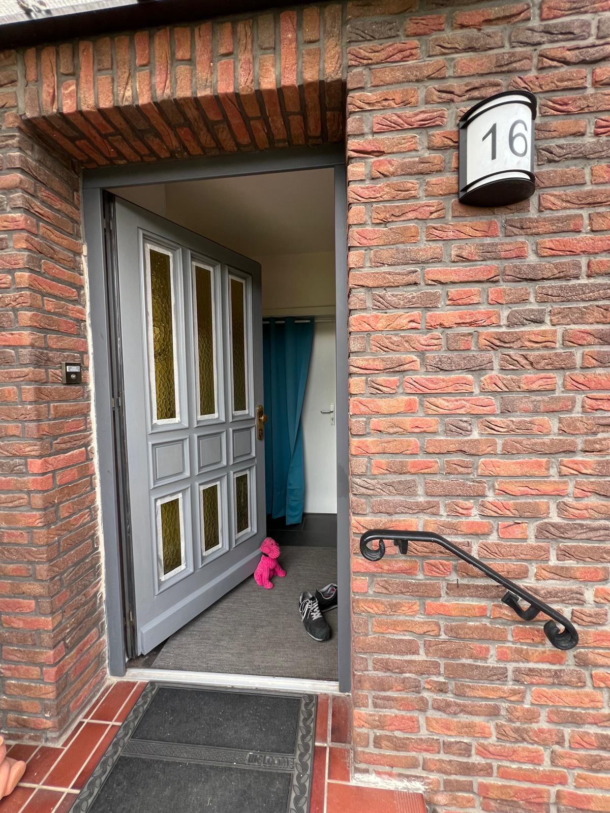 Detailansicht der renovierten Haustür mit frischem Anstrich durch Hauszeit E&B